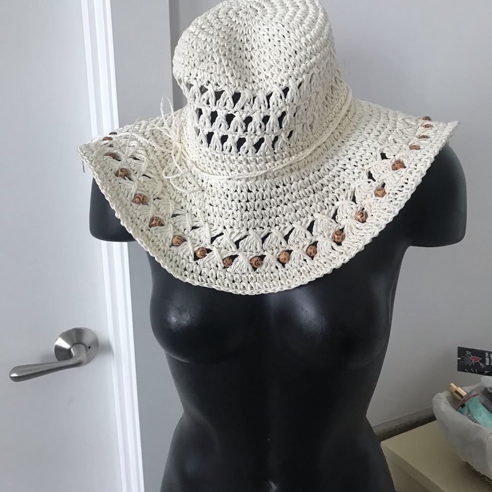White straw hat with wooden pearls